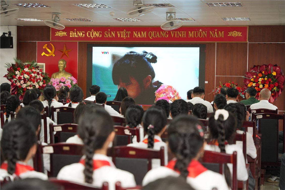 Thầy c&ocirc; v&agrave; học sinh trường THCS Kim Giang c&ugrave;ng theo d&otilde;i chương tr&igrave;nh Lễ Khai giảng năm học 2026-2027 được kết nối tr&ecirc;n phạm vi to&agrave;n quốc.
