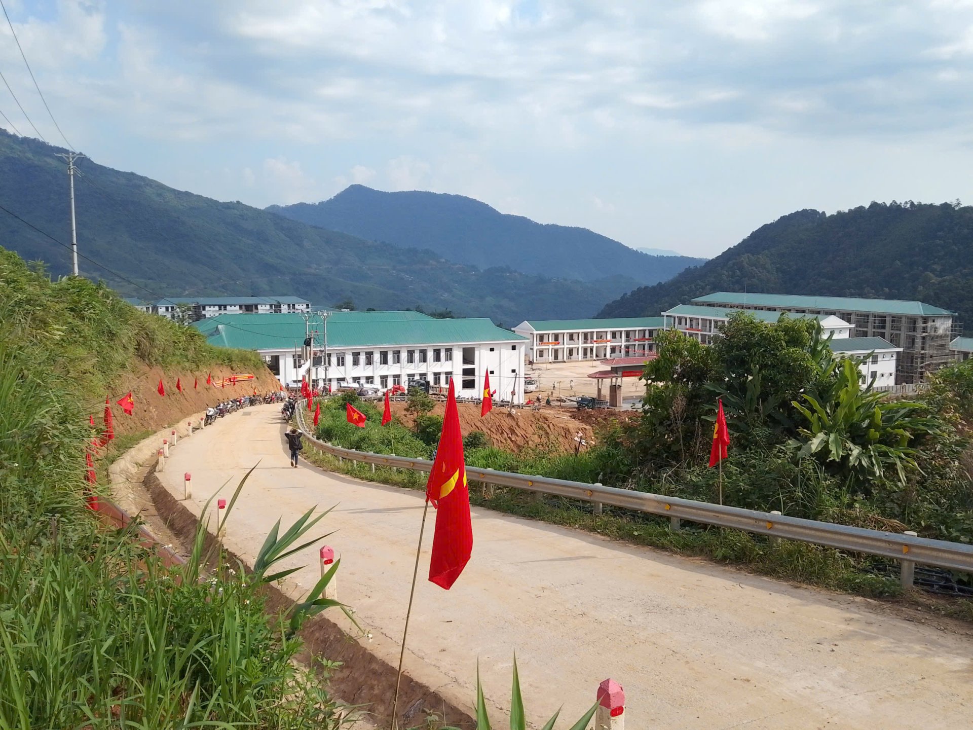 Đo&agrave;n vi&ecirc;n, thanh ni&ecirc;n x&atilde; Mường T&iacute;p phối hợp tổng vệ sinh Trường Mầm non Mường Ải. (Ảnh: Đo&agrave;n x&atilde; Mường T&iacute;p)