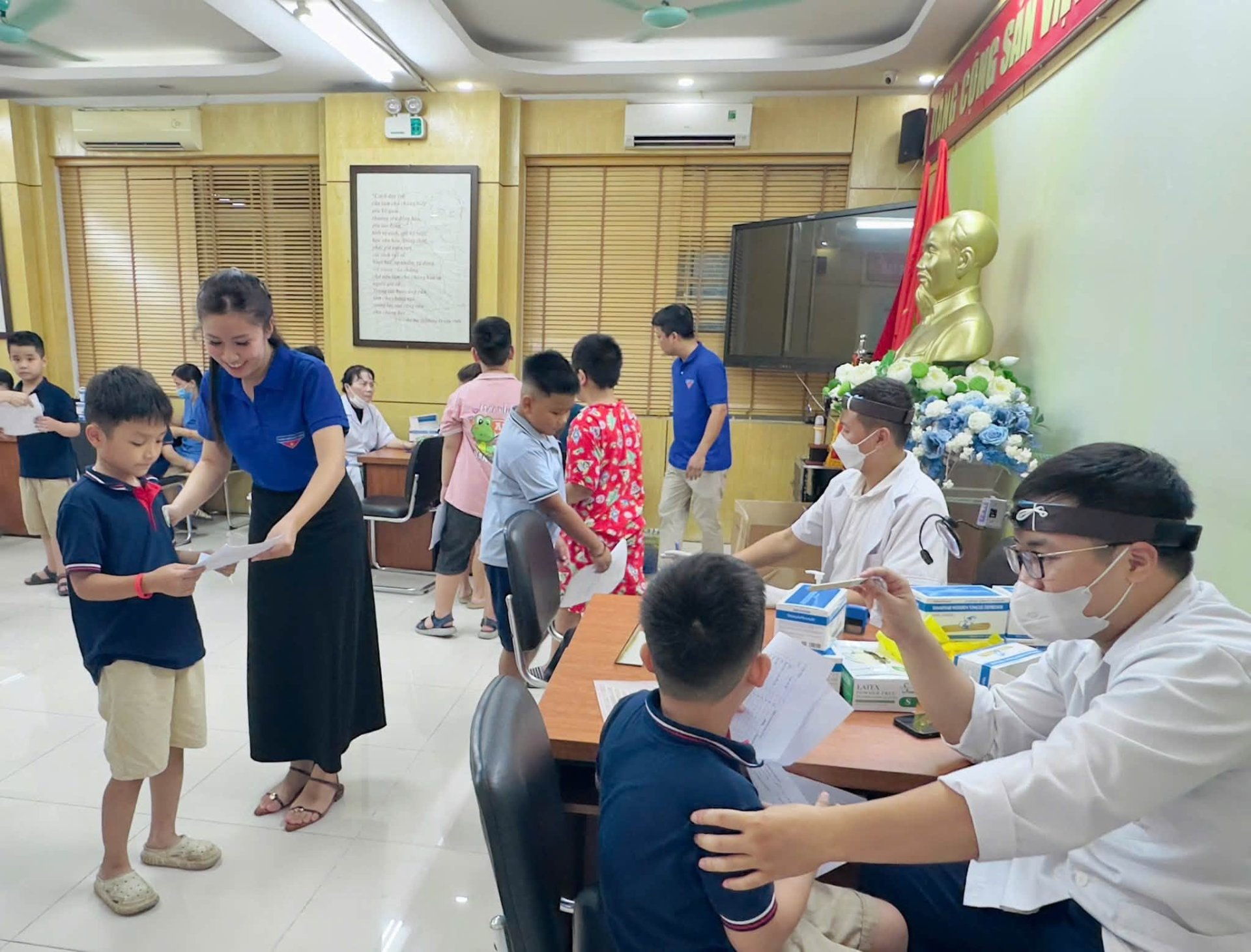 C&aacute;c y, b&aacute;c sĩ kh&aacute;m sức khỏe miễn ph&iacute; cho học sinh trước khi bước v&agrave;o năm học mới. (Ảnh: Đo&agrave;n phường Hai B&agrave; Trưng)