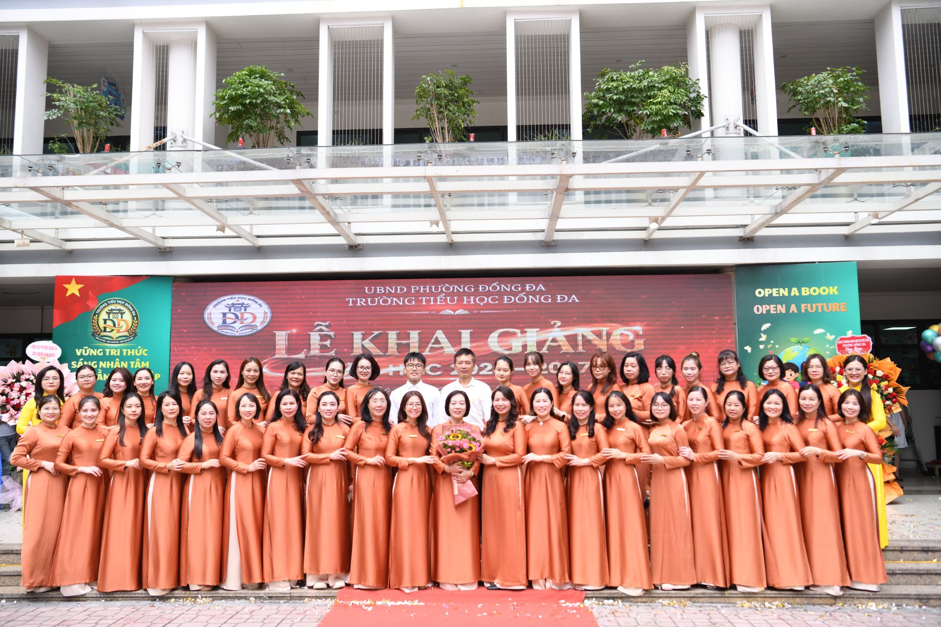 Tập thể gi&aacute;o vi&ecirc;n trường Tiểu học Đống Đa tại Lễ khai giảng năm học 2026-2027.