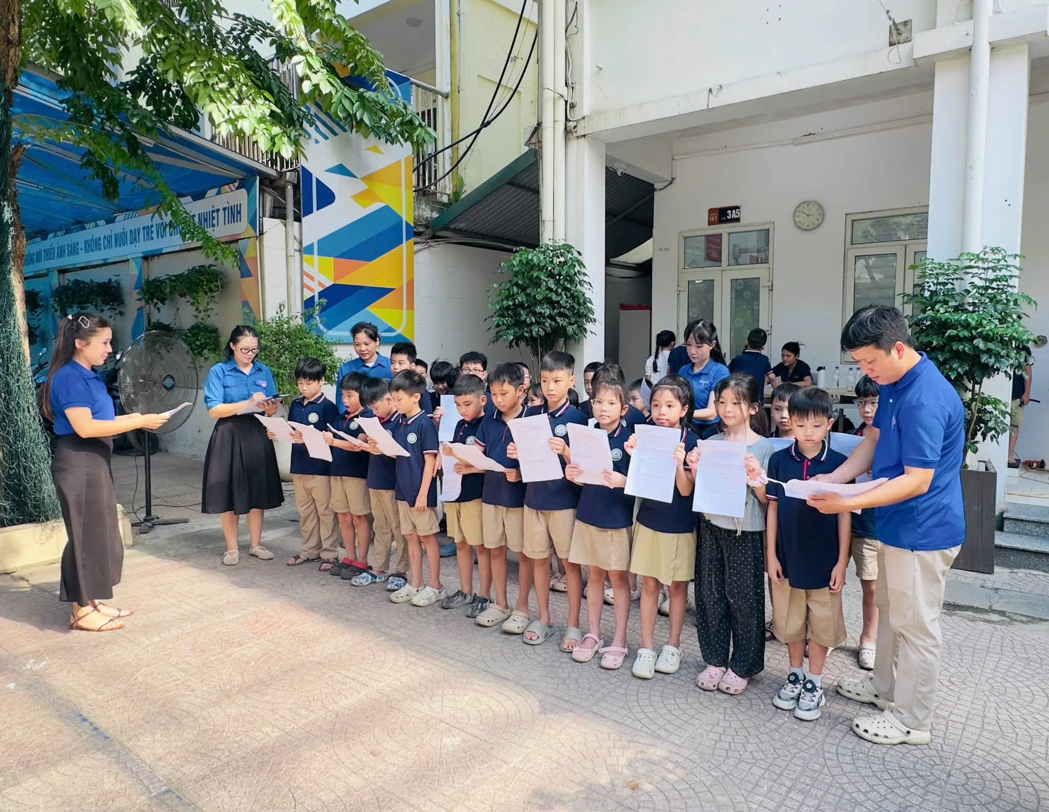 C&aacute;c bạn học sinh được hướng dẫn kh&aacute;m sức khỏe trước thềm năm học mới. (Ảnh: Đo&agrave;n phường Hai B&agrave; Trưng)