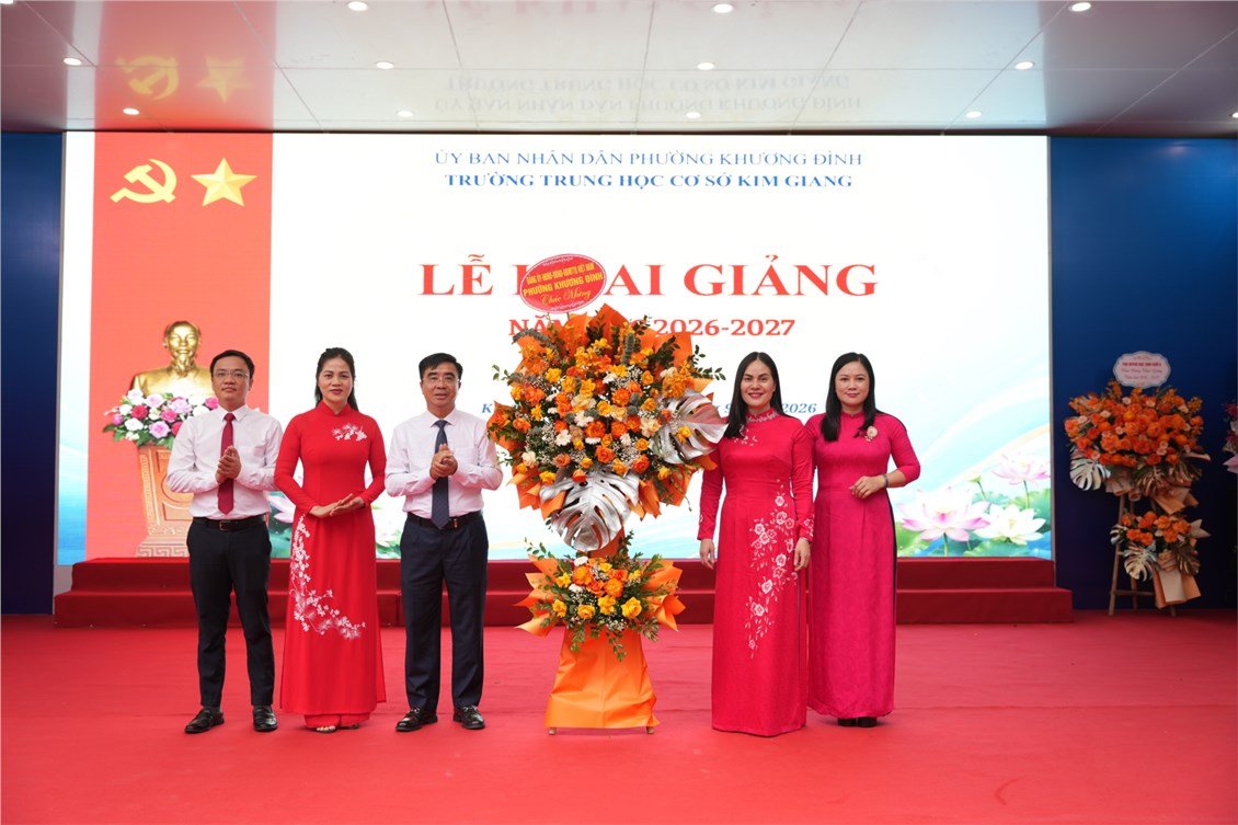 Những lẵng hoa, b&oacute; hoa tươi thắm được trao trong ng&agrave;y khai trường, gửi gắm lời ch&uacute;c thầy v&agrave; tr&ograve; trường THCS Kim Giang bước v&agrave;o năm học mới với nhiều th&agrave;nh c&ocirc;ng.