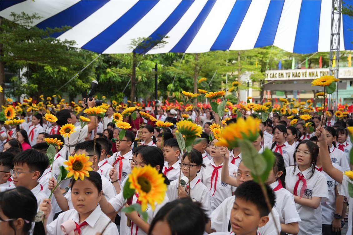 Những b&ocirc;ng hoa hướng dương c&ugrave;ng nụ cười rạng rỡ của c&aacute;c bạn học sinh tạo n&ecirc;n sắc m&agrave;u tươi vui trong ng&agrave;y khai giảng năm học mới.
