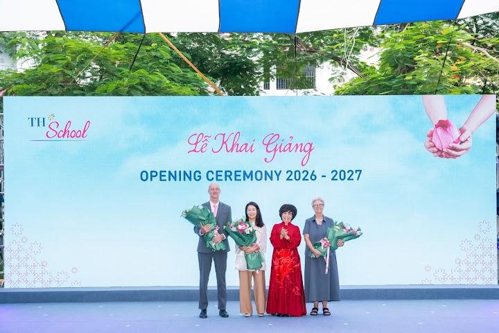 Anh h&ugrave;ng Lao động Th&aacute;i Hương - Nh&agrave; s&aacute;ng lập TH School tặng hoa Ban l&atilde;nh đạo nh&agrave; trường.