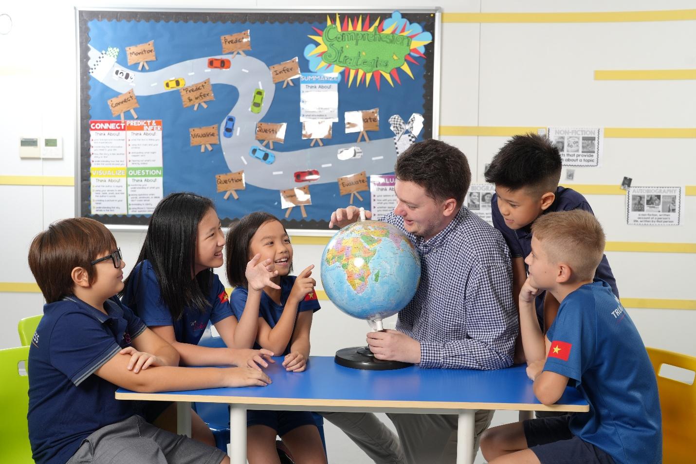 Học sinh TH School học tập c&ugrave;ng gi&aacute;o vi&ecirc;n nước ngo&agrave;i.