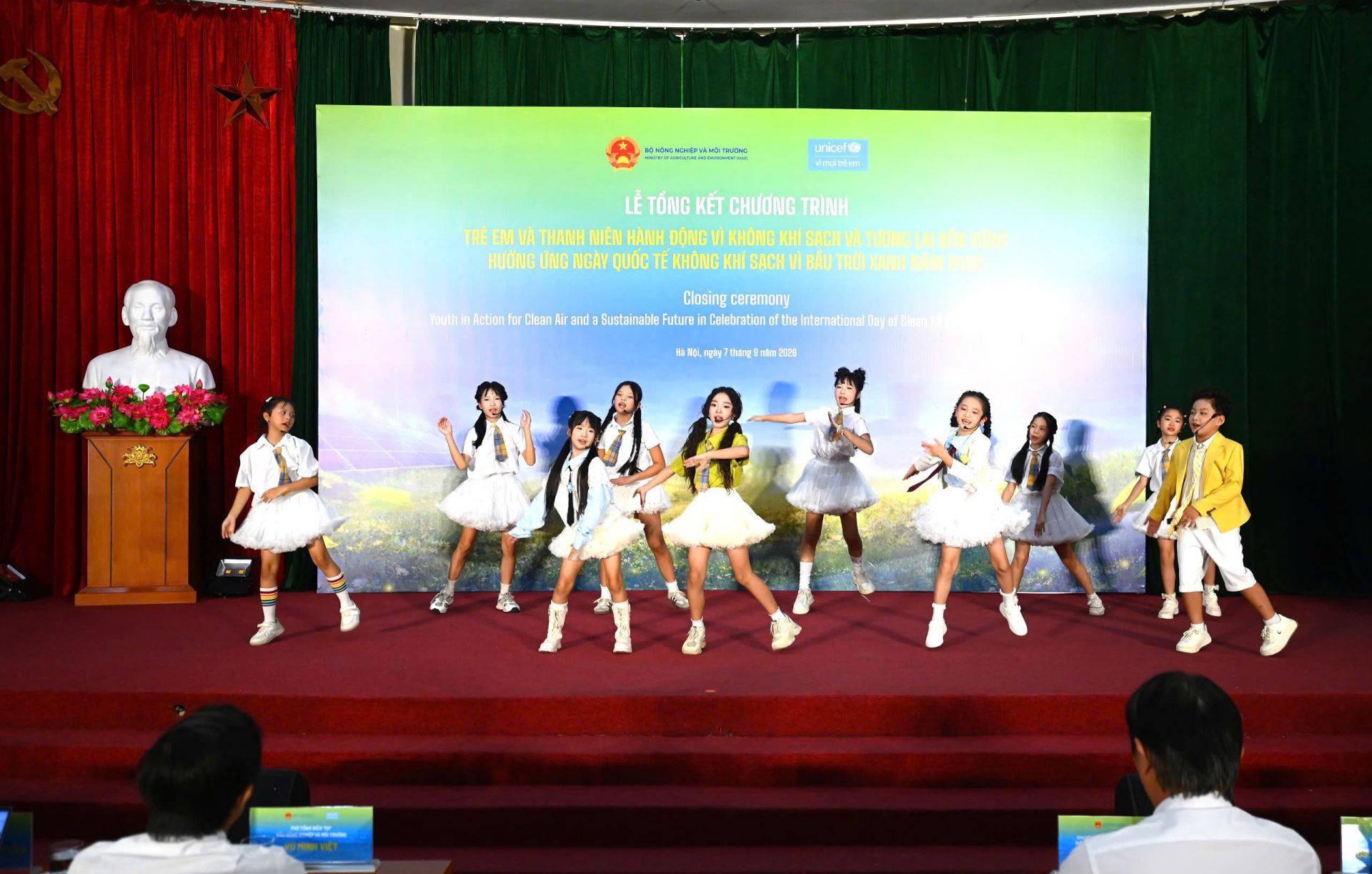 C&aacute;c bạn nhỏ biểu diễn văn nghệ tại Lễ tổng kết chương tr&igrave;nh &ldquo;Trẻ em v&agrave; thanh ni&ecirc;n h&agrave;nh động v&igrave; kh&ocirc;ng kh&iacute; sạch v&agrave; tương lai bền vững&rdquo;.
