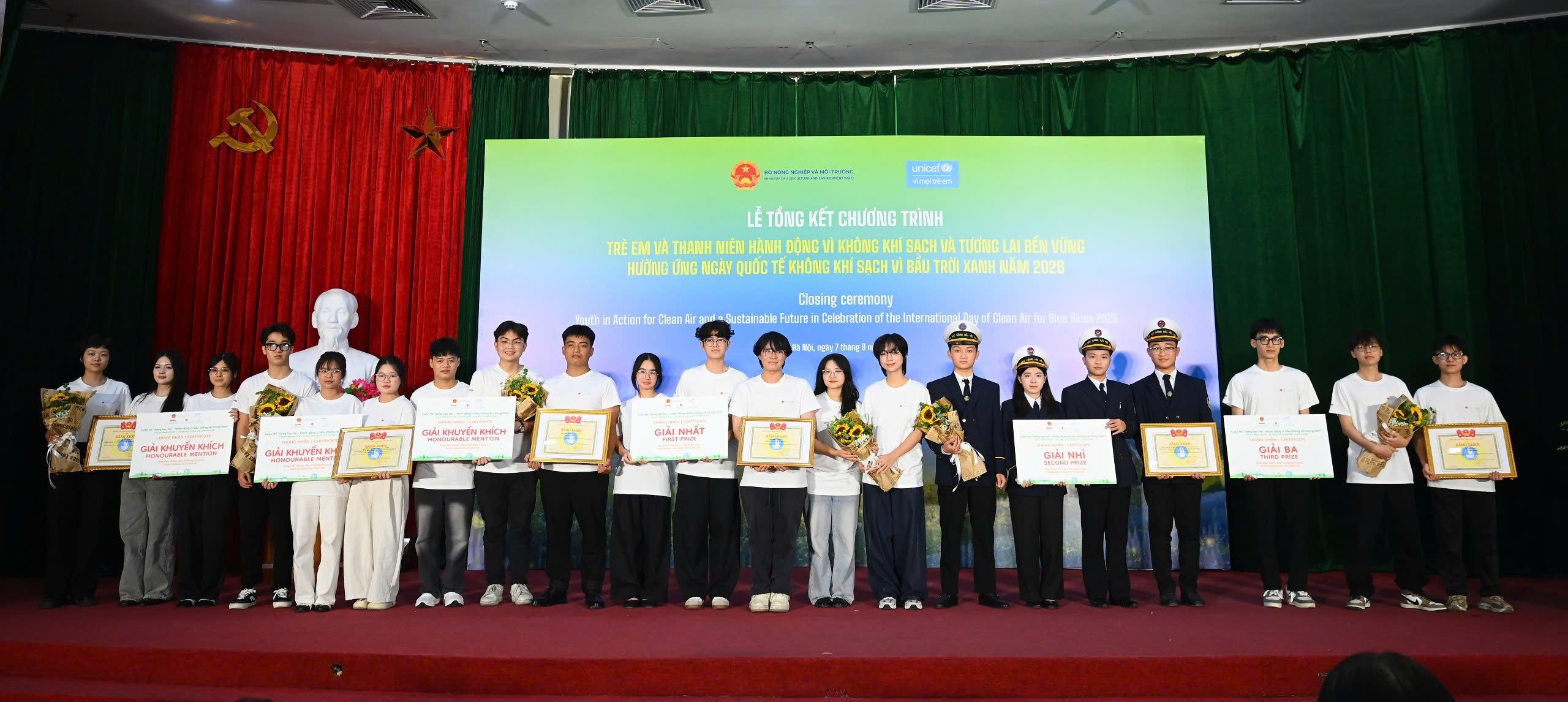 Đội uBreath nhận giải Nhất Cuộc thi &ldquo;S&aacute;ng tạo trẻ - H&agrave;nh động v&igrave; bầu kh&ocirc;ng kh&iacute; trong l&agrave;nh&rdquo; với dự &aacute;n &ldquo;Smart Campus Air Shield&rdquo;.