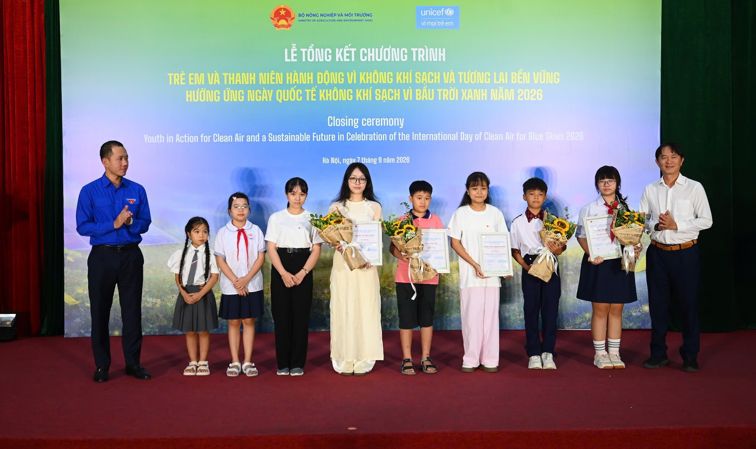 C&aacute;c bạn học sinh được Ban tổ chức trao giải tại Thử th&aacute;ch s&aacute;ng tạo &ldquo;Em kể chuyện kh&ocirc;ng kh&iacute;&rdquo;, s&acirc;n chơi khuyến kh&iacute;ch thiếu nhi kể những c&acirc;u chuyện gần gũi về m&ocirc;i trường sống quanh m&igrave;nh.
