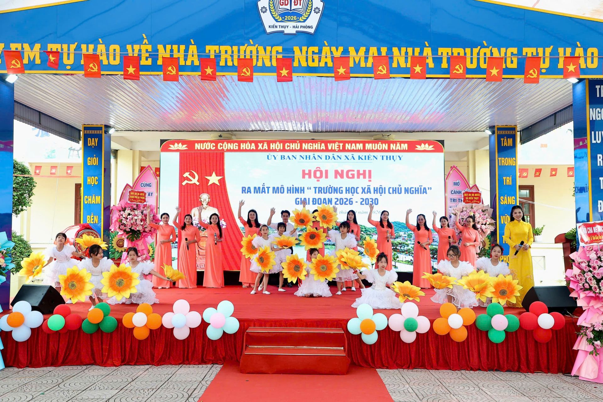 C&ocirc; v&agrave; tr&ograve; trường Tiểu học N&uacute;i Đối biểu diễn văn nghệ tại chương tr&igrave;nh.