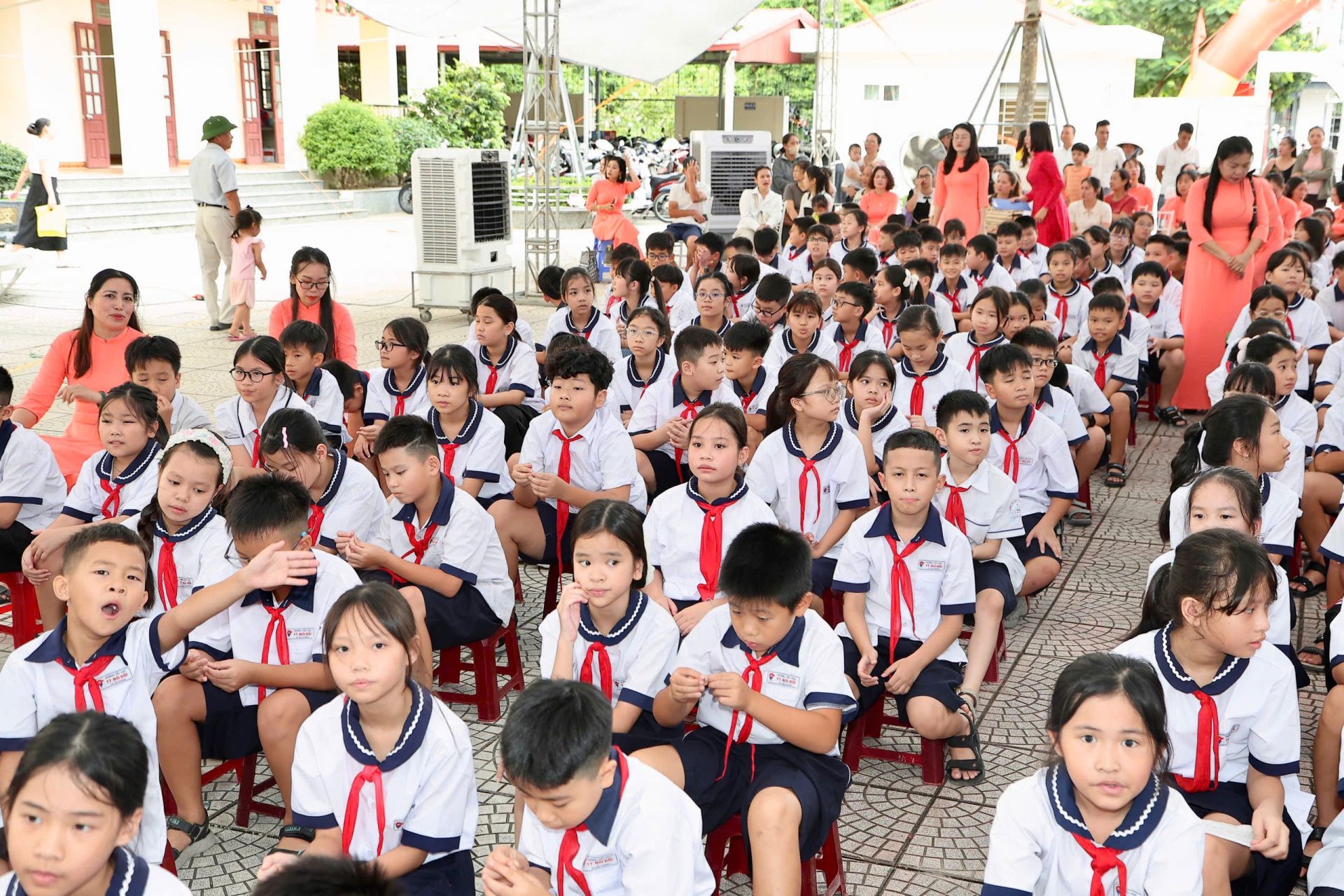C&aacute;c bạn học sinh trường Tiểu học N&uacute;i Đối.