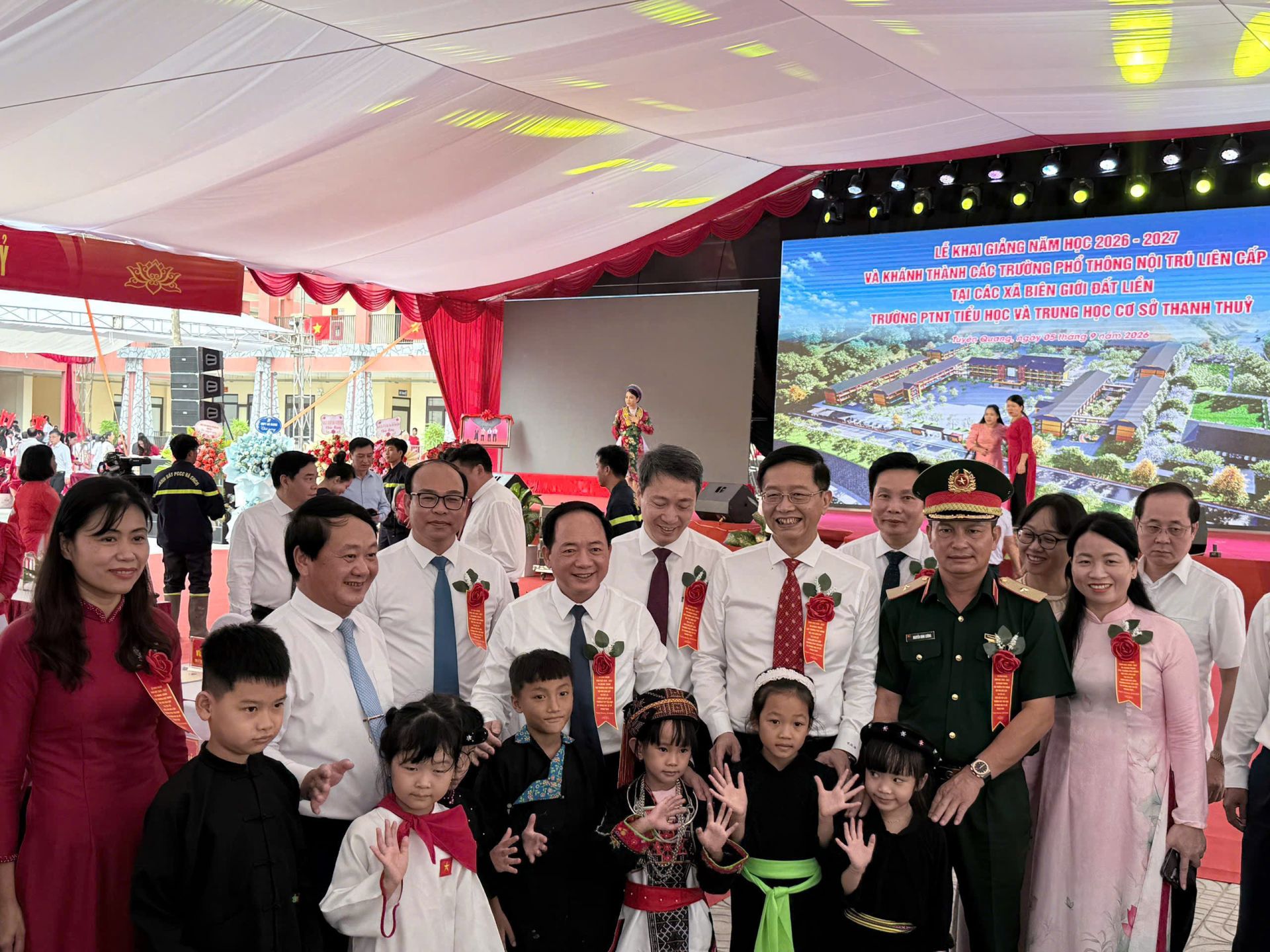 Đại diện l&atilde;nh đạo NXBGDVN tham dự Lễ Khai giảng v&agrave; tặng s&aacute;ch cho trường PTNT Tiểu học v&agrave; THCS Thanh Thủy, tỉnh Tuy&ecirc;n Quang.