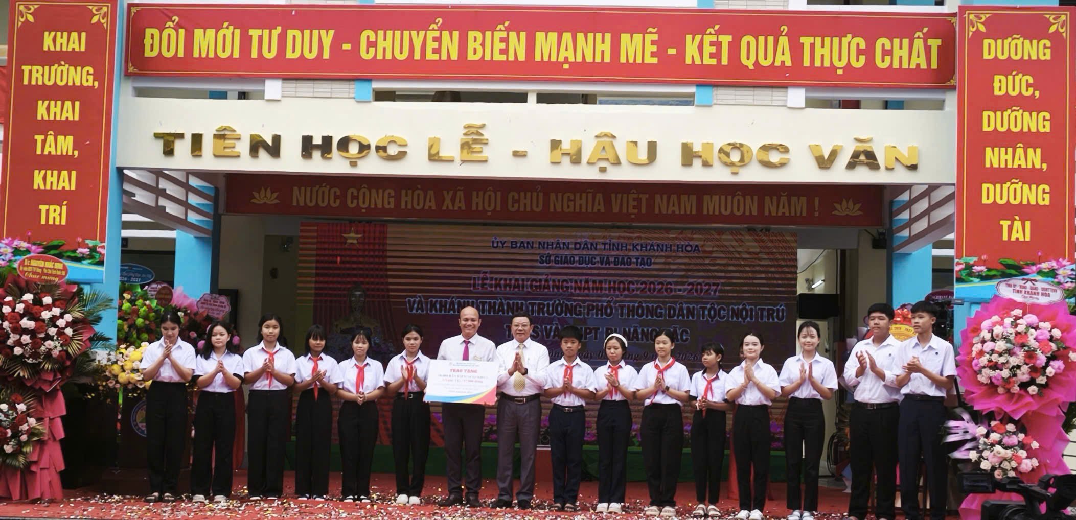 Đại diện l&atilde;nh đạo NXBGDVN tham dự Lễ Khai giảng v&agrave; tặng s&aacute;ch cho trường PTNT THCS v&agrave; THPT Pi Năng Tắc, tỉnh Kh&aacute;nh H&ograve;a.