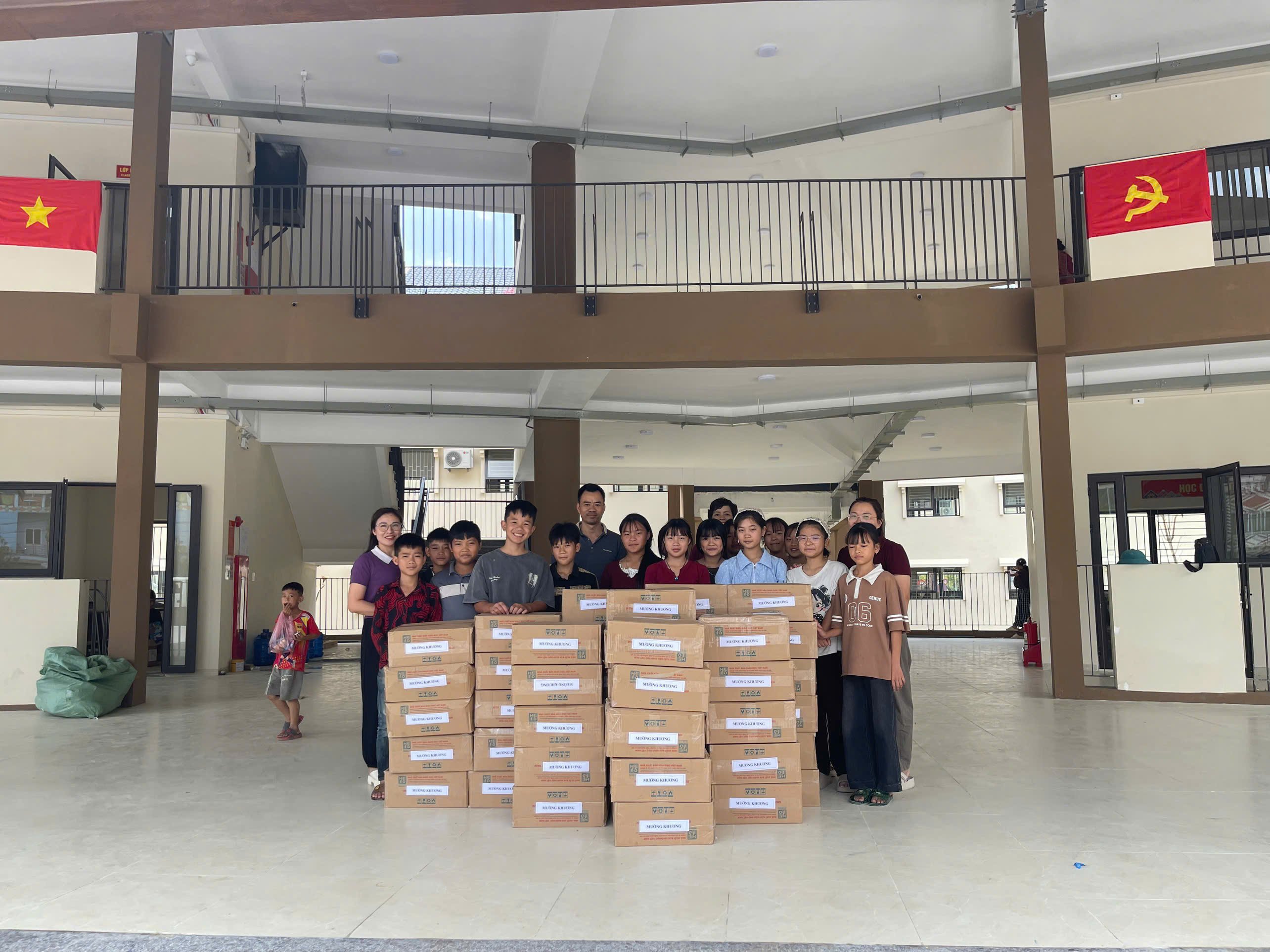 C&aacute;c th&ugrave;ng s&aacute;ch tham khảo được NXBGDVN gửi tặng một số trường học tại tỉnh Điện Bi&ecirc;n.