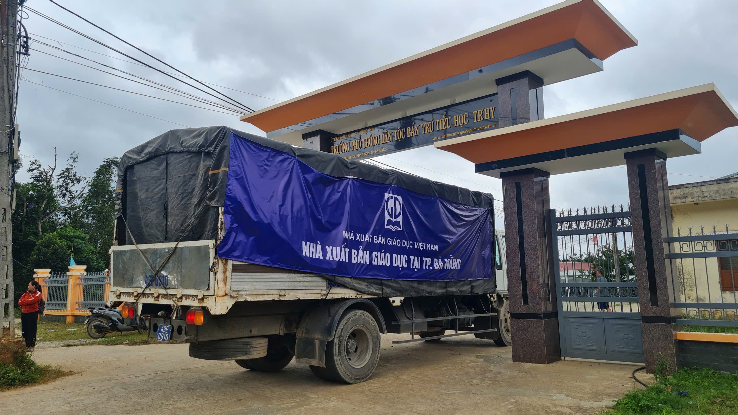 Những chuyến xe chở s&aacute;ch của NXBGDVN l&ecirc;n đường trao tặng học sinh tại TP. Đ&agrave; Nẵng, tỉnh Gia Lai v&agrave; TP. Huế.