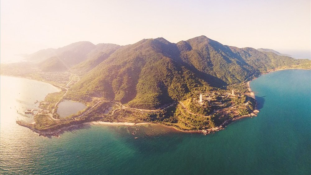 To&agrave;n cảnh b&aacute;n đảo Sơn Tr&agrave; nh&igrave;n từ tr&ecirc;n cao.