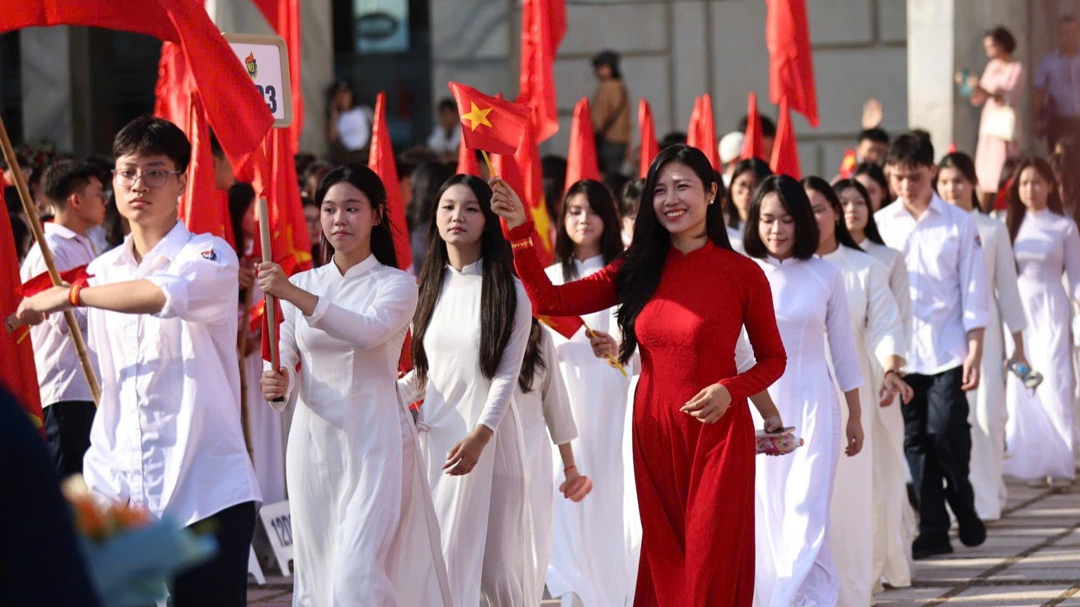 Học sinh H&agrave; Nội bước v&agrave;o năm học mới 2026-2027.