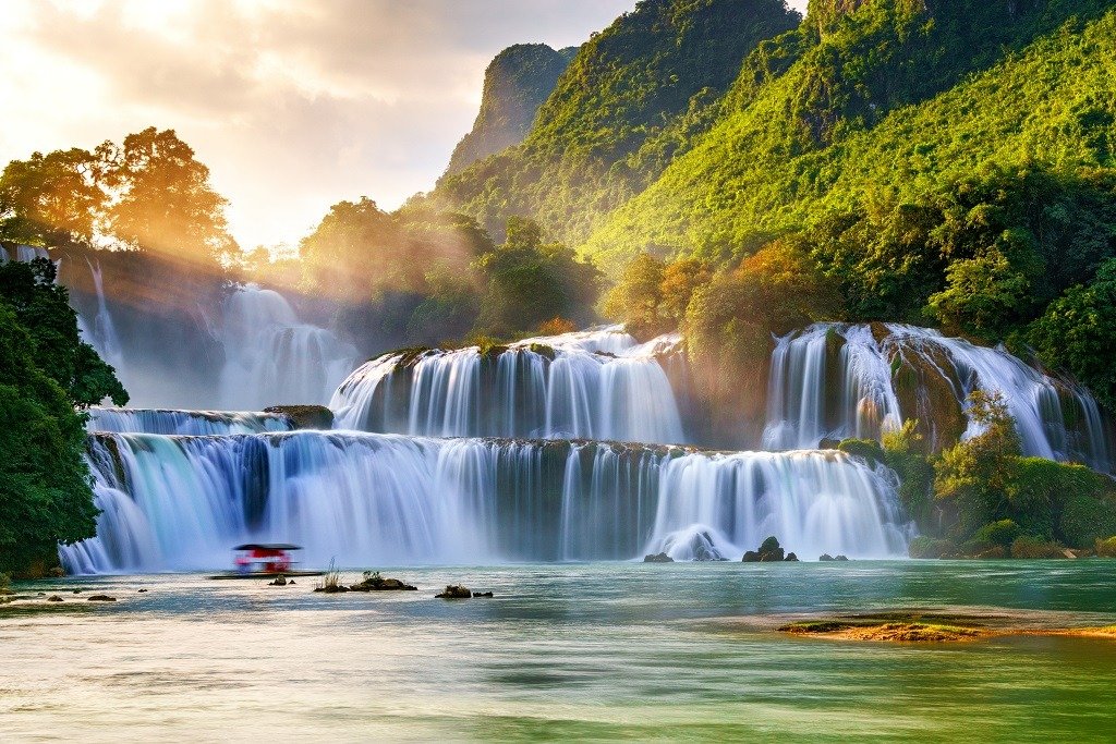 Th&aacute;c Bản Giốc lấp l&aacute;nh giữa n&uacute;i rừng v&agrave; m&acirc;y trời.