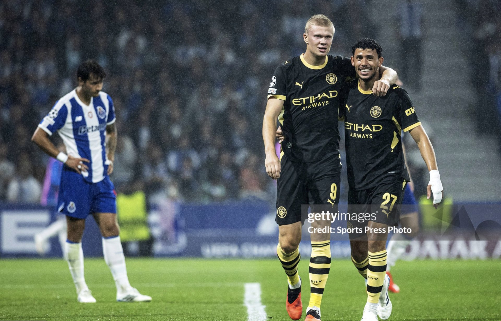 Haaland (số 9) mừng b&agrave;n ấn định chiến thắng 2-0 cho Man City.