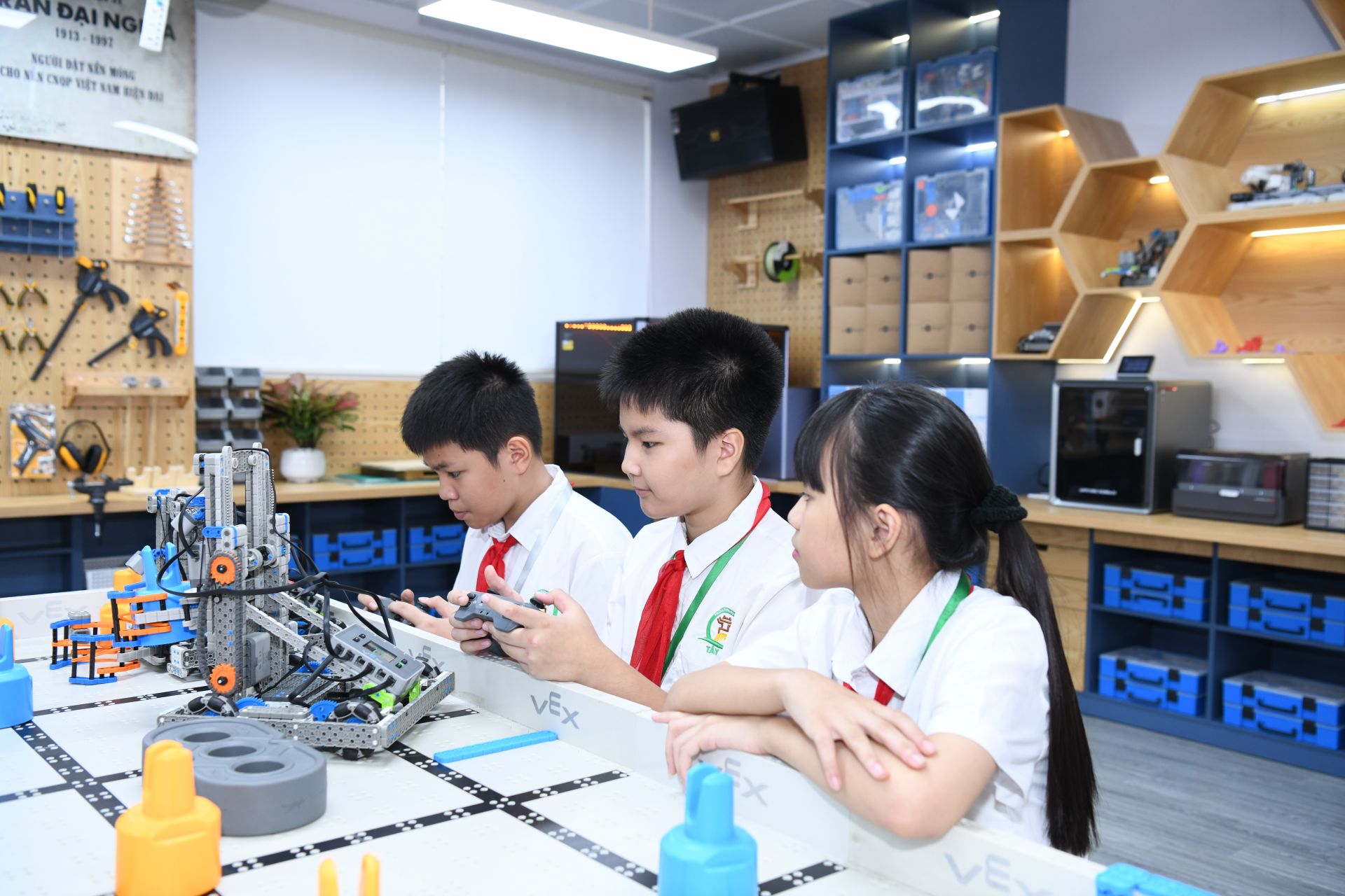 AI kh&ocirc;ng thay thế tr&aacute;ch nhiệm chuy&ecirc;n m&ocirc;n v&agrave; tr&aacute;ch nhiệm ra quyết định của nh&agrave; gi&aacute;o, c&aacute;n bộ quản l&yacute;.