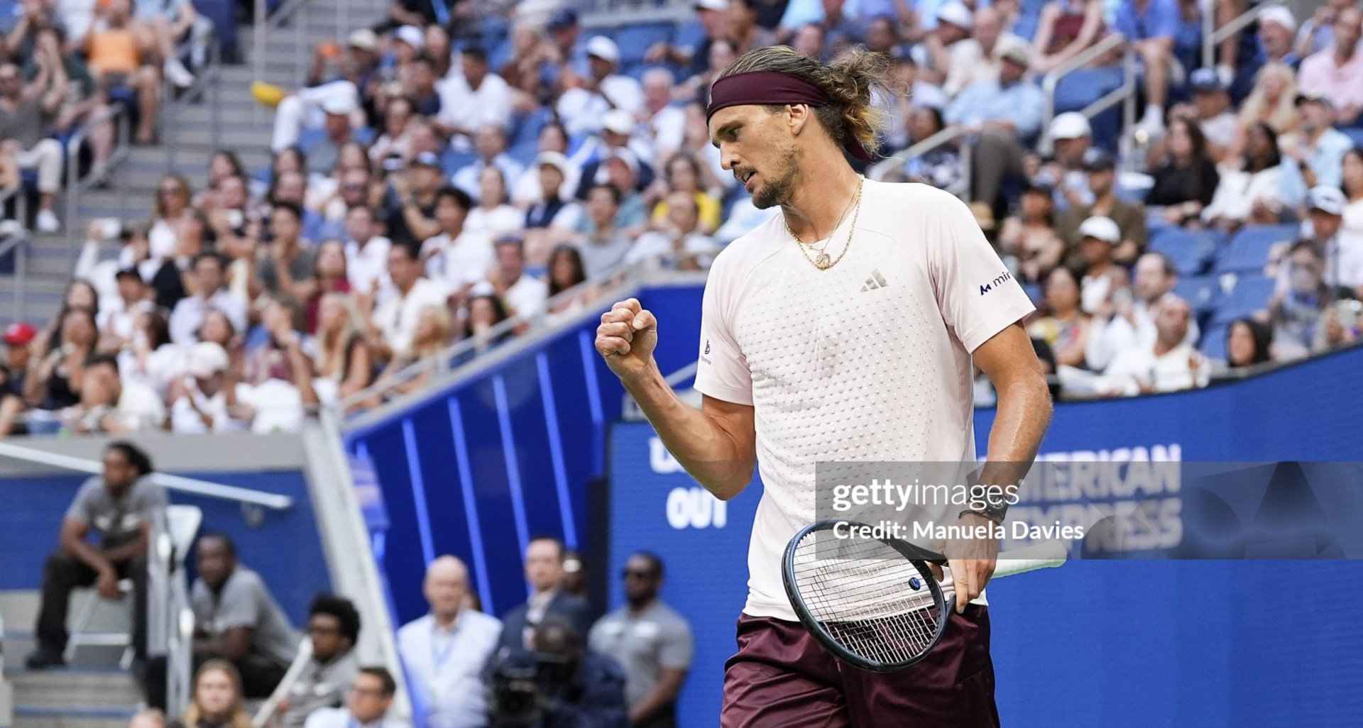 Zverev ăn mừng chiến thắng trước Khachanov ở b&aacute;n kết đơn nam Mỹ Mở rộng.