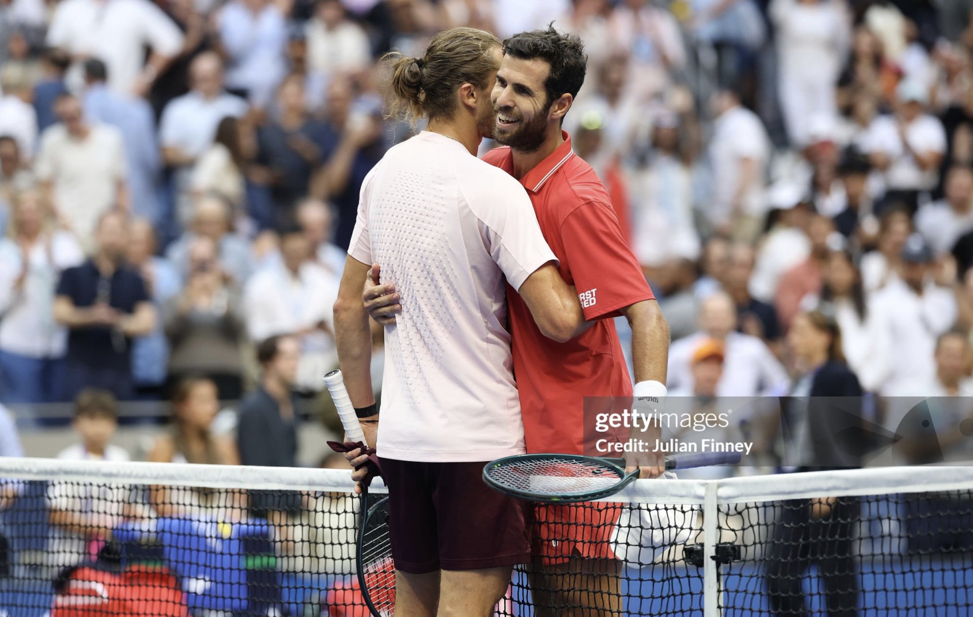 Zverev (trắng) ăn mừng chiến thắng v&agrave; &ocirc;m chặt Khachanov trong trận B&aacute;n kết đầy cảm x&uacute;c.