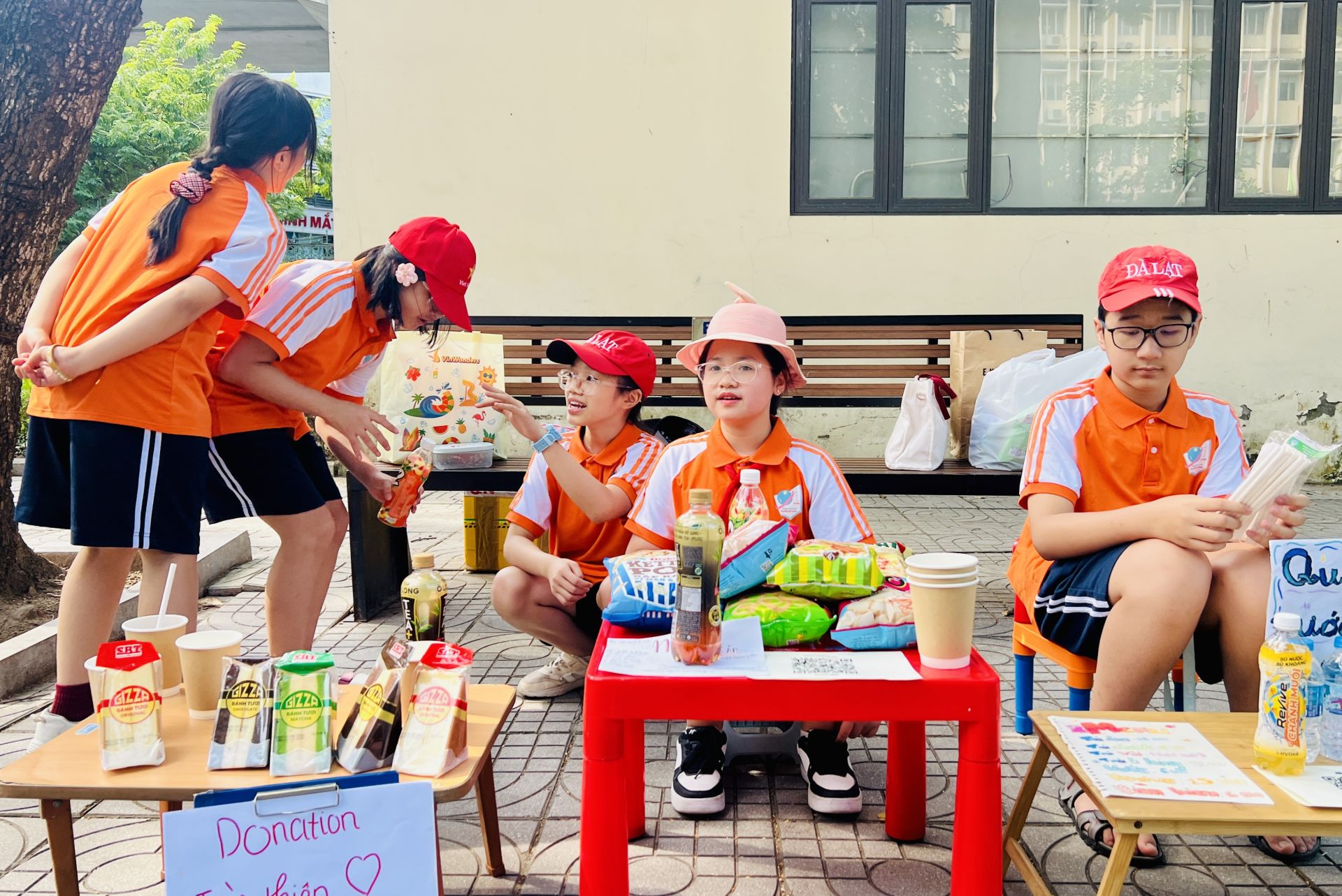 Nh&oacute;m dự &aacute;n của lớp 6A1 thực h&agrave;nh tại khu&ocirc;n vi&ecirc;n Trường Đại học Sư phạm H&agrave; Nội.
