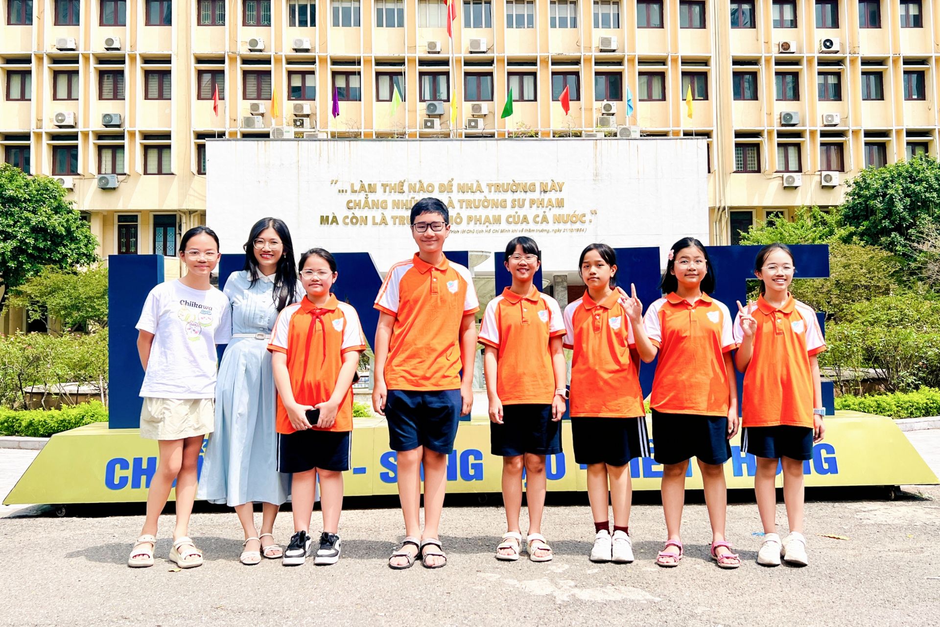 C&ocirc; Phương Mai đồng h&agrave;nh c&ugrave;ng học sinh lớp 6A1.