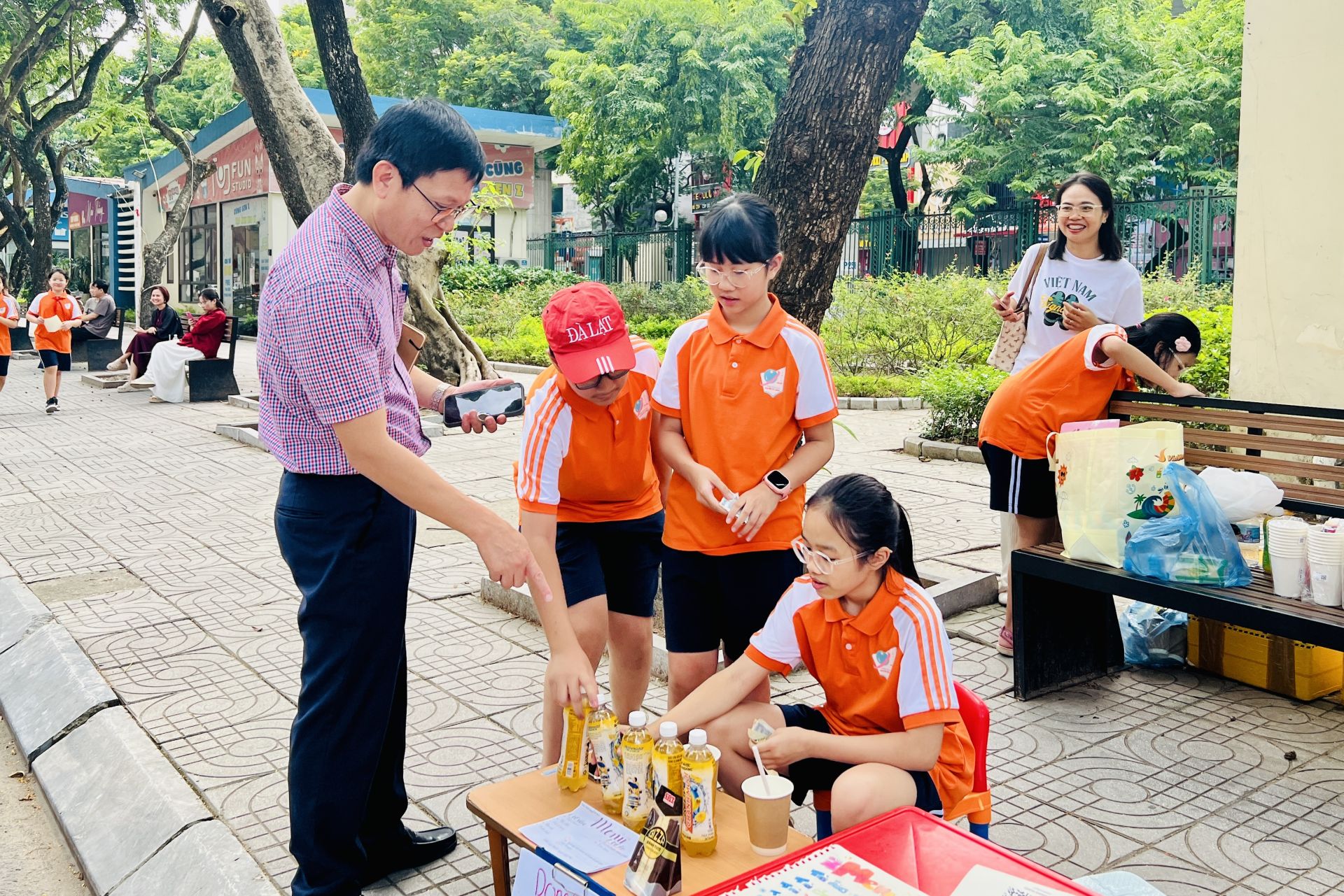 Thầy L&ecirc; Cường - Ph&oacute; Hiệu trưởng Nh&agrave; trường - gh&eacute; thăm v&agrave; động vi&ecirc;n kh&iacute;ch lệ học sinh