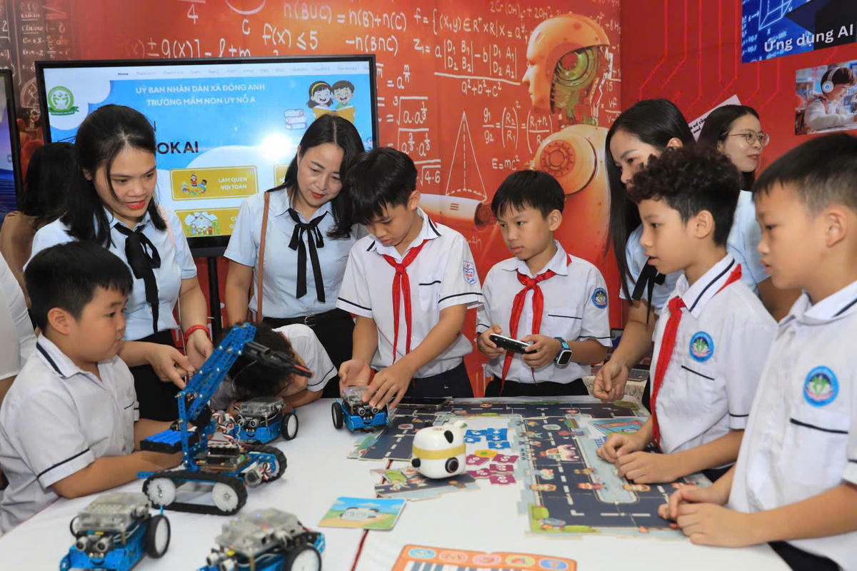 Học sinh trải nghiệm robot v&agrave; c&aacute;c ứng dụng c&ocirc;ng nghệ trong hoạt động gi&aacute;o dục.