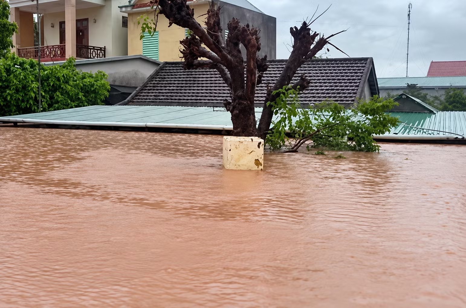 Một khu d&acirc;n cư tại tỉnh Quảng Trị ngập s&acirc;u trong nước lũ.