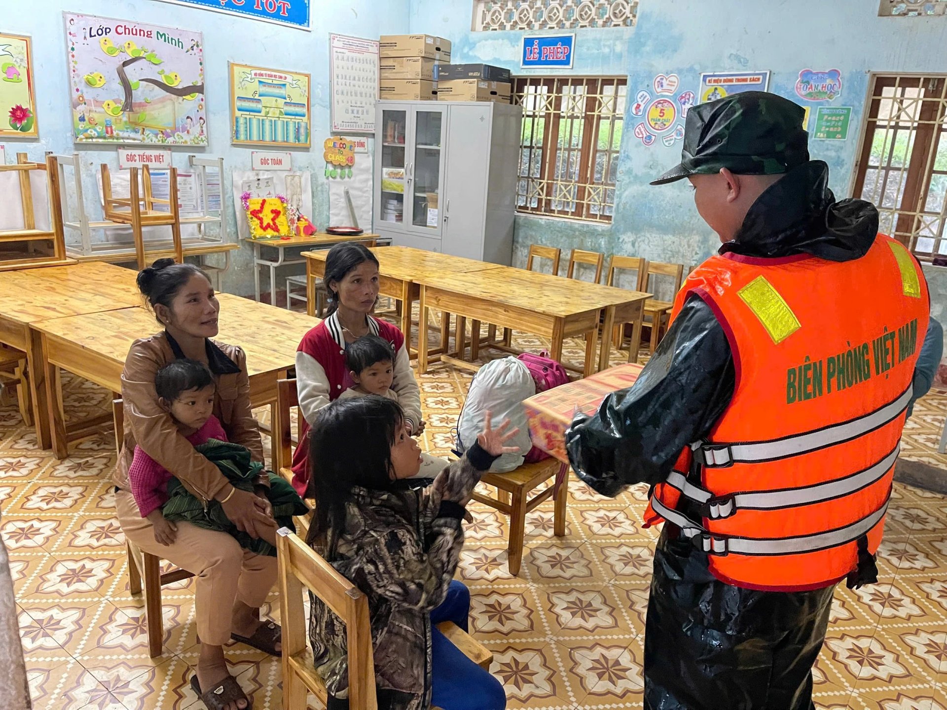 Bộ đội Bi&ecirc;n ph&ograve;ng hỗ trợ đưa người d&acirc;n v&agrave; trẻ em tại  x&atilde; Đakr&ocirc;ng đến nơi an to&agrave;n.