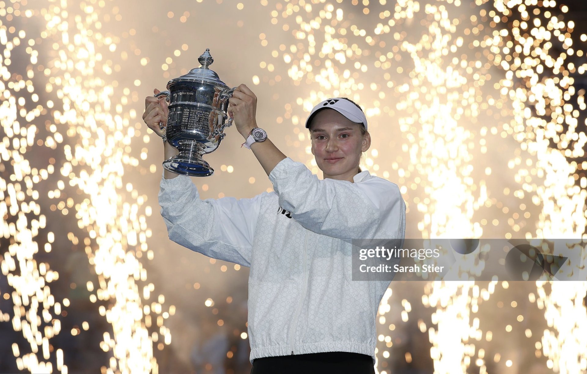 Rybakina n&acirc;ng Cup v&ocirc; địch sau khi thắng Sabalenka ở chung kết đơn nữ Mỹ Mở rộng,