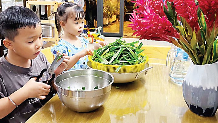 Hai bạn nhỏ
cặm cụi gi&uacute;p mẹ
c&aacute;c phần việc
đơn giản.