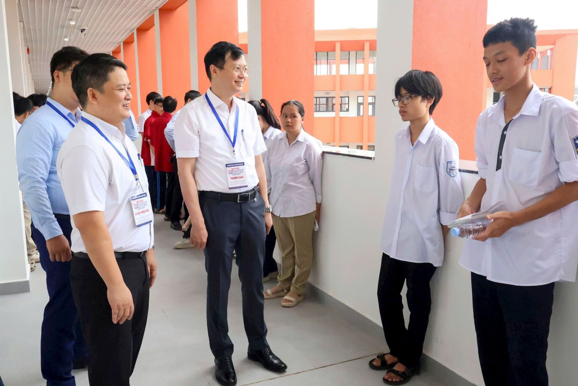 Gi&aacute;m đốc Sở Gi&aacute;o dục v&agrave; Đ&agrave;o tạo H&agrave; Nội Nguyễn Văn Hiền động vi&ecirc;n th&iacute; sinh trước giờ thi.