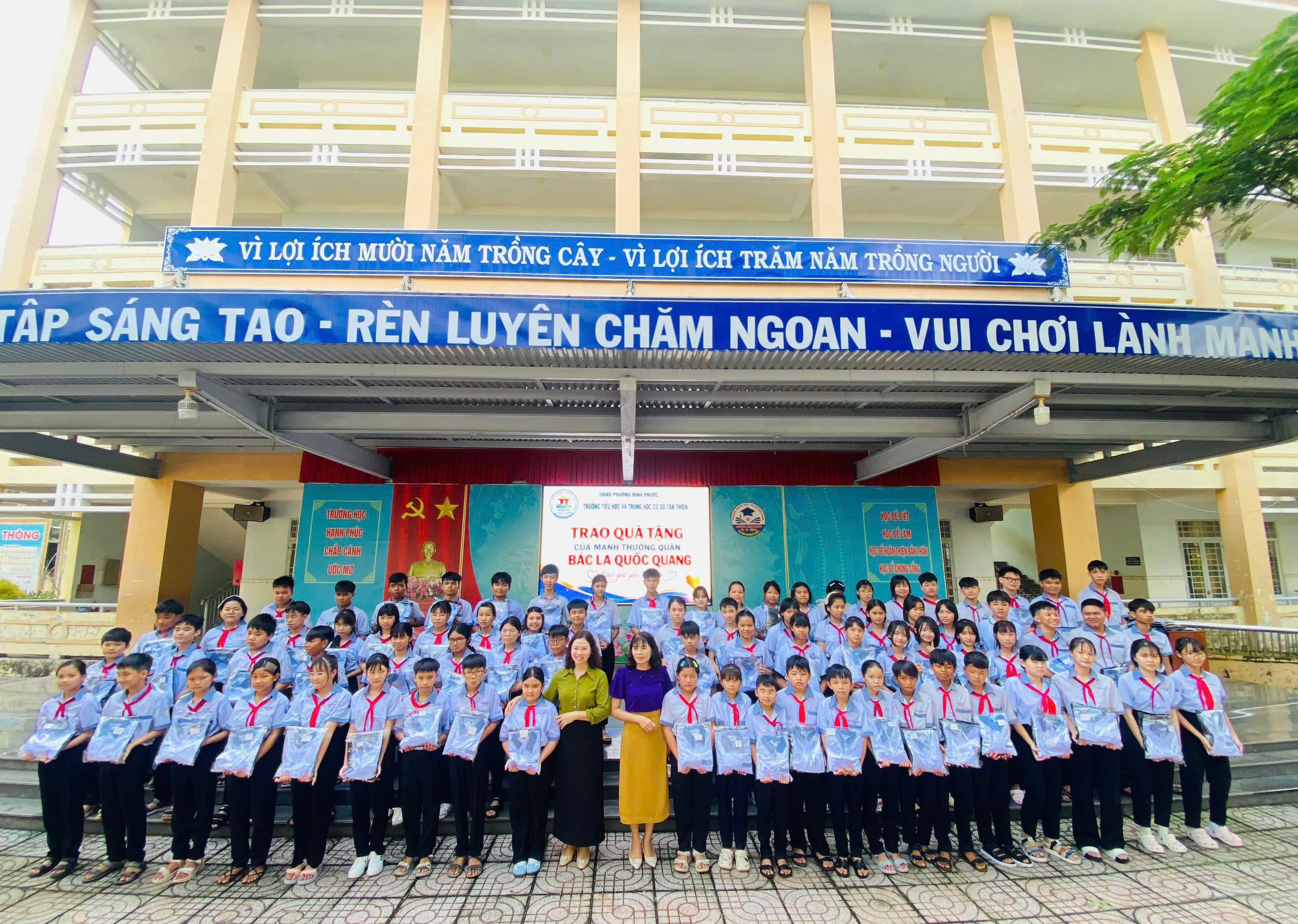 Đ&ocirc;ng đảo học sinh trường Tiểu học v&agrave; THCS T&acirc;n Thiện nhận đồng phục trong chương tr&igrave;nh tiếp sức đến trường.
