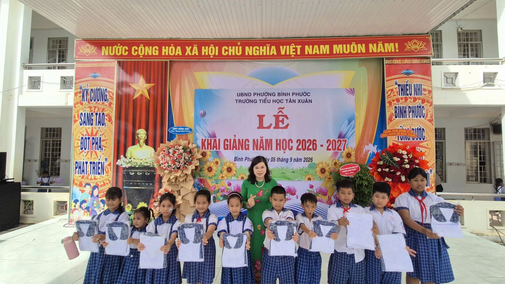 Học sinh trường Tiểu học T&acirc;n Xu&acirc;n vui mừng nhận những bộ đồng phục mới trong ng&agrave;y khai giảng năm học 2026 - 2027.
