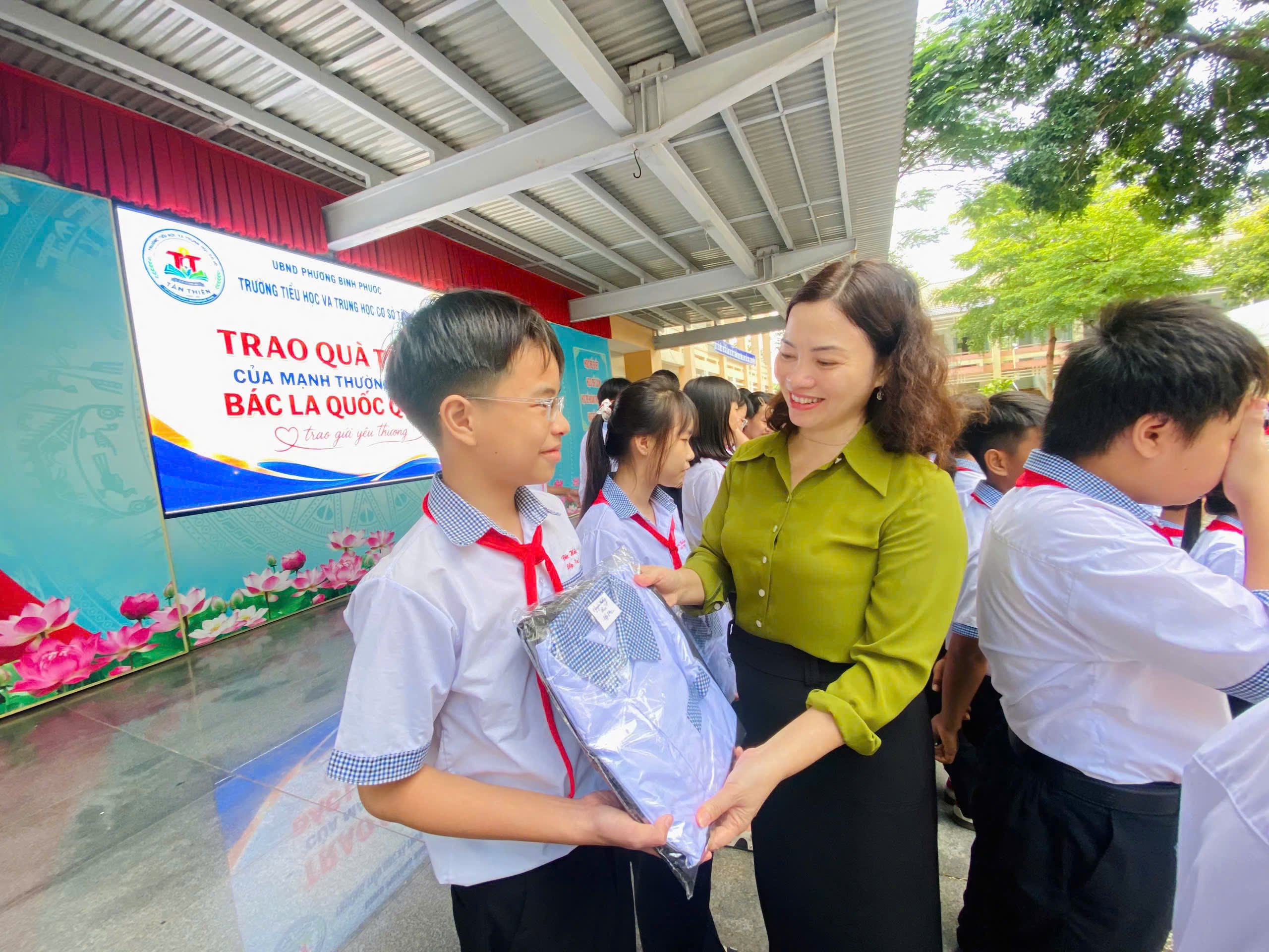 Học sinh trường Tiểu học v&agrave; THCS T&acirc;n Thiện đ&oacute;n nhận bộ đồng phục mới trong sự quan t&acirc;m, động vi&ecirc;n của thầy c&ocirc;.