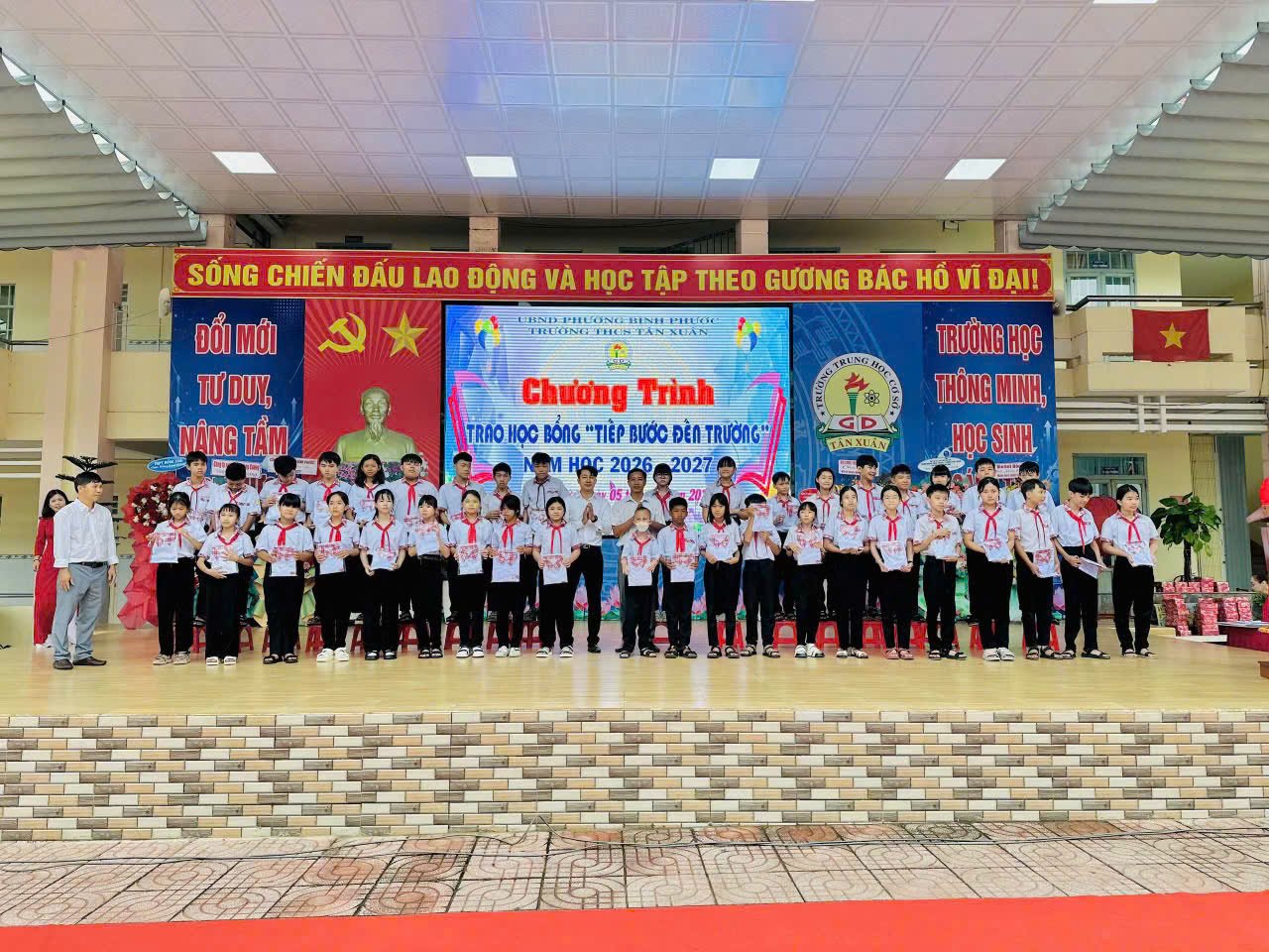 Học sinh trường THCS T&acirc;n Xu&acirc;n nhận qu&agrave; trong chương tr&igrave;nh tiếp sức đến trường năm học 2026 - 2027.