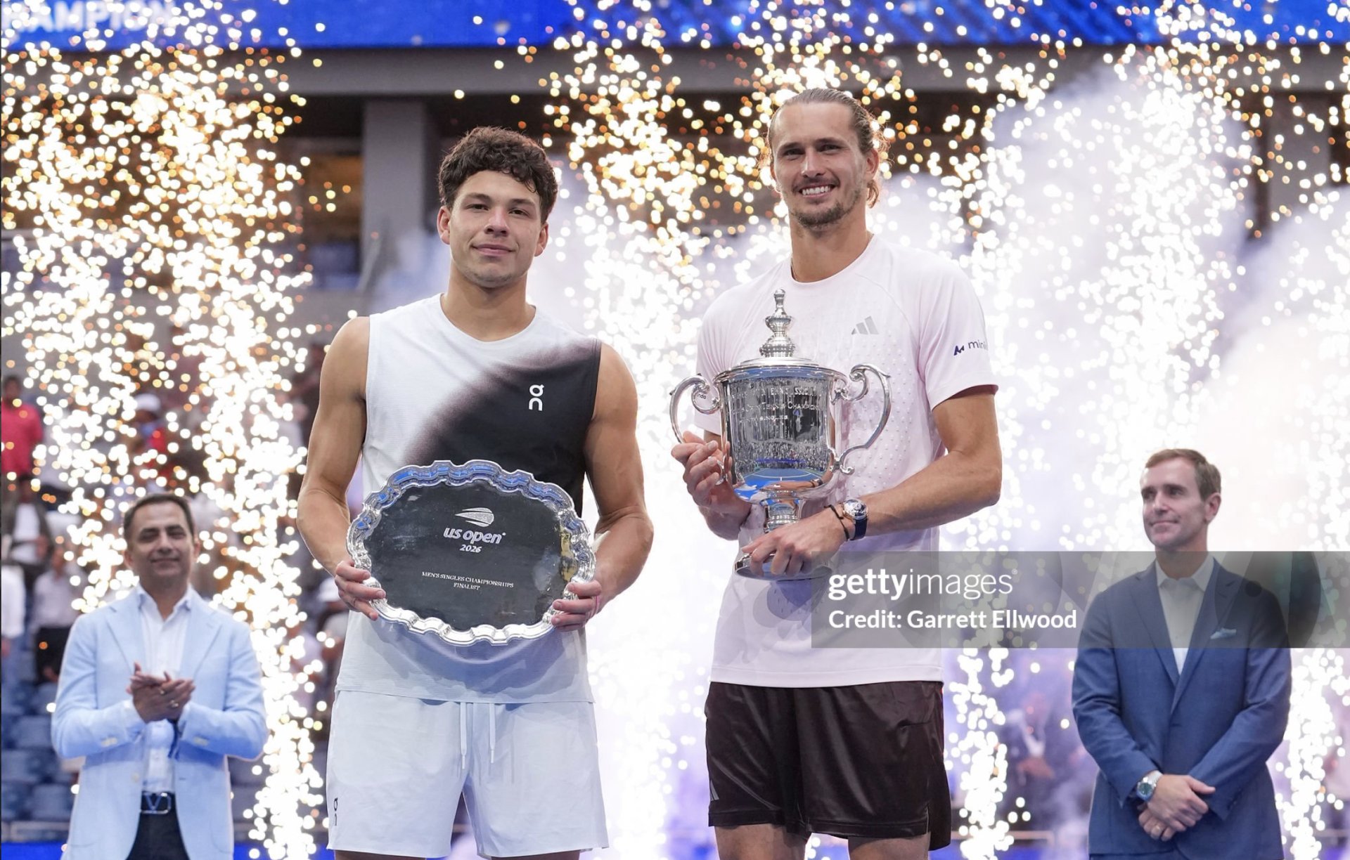 Zverev (phải) chụp ảnh c&ugrave;ng Ben Shelton sau khi thắng tay vợt Mỹ ở chung kết đơn nam Mỹ Mở rộng.