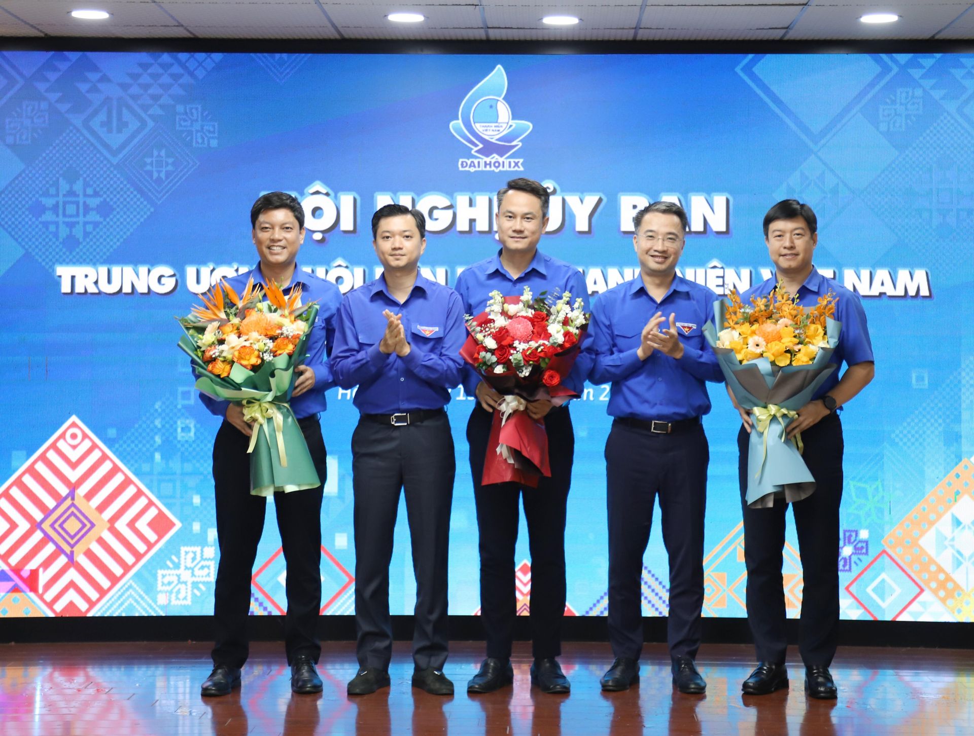 Anh Nguyễn Minh Triết v&agrave; anh Nguyễn Tường L&acirc;m tặng hoa ch&uacute;c mừng t&acirc;n Chủ tịch, Ph&oacute; Chủ tịch T.Ư Hội LHTN Việt Nam.