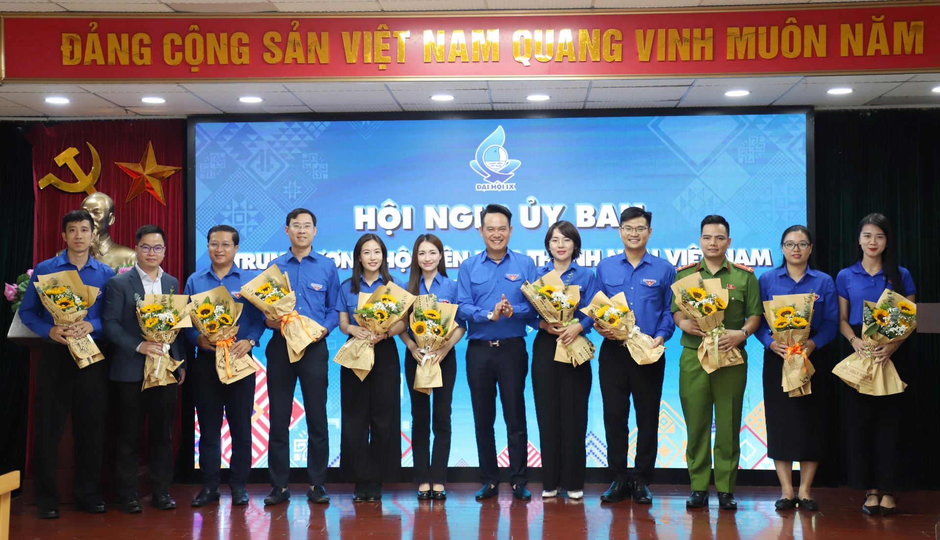 Ca sĩ H&ograve;a Minzy c&ugrave;ng c&aacute;c anh, chị được hiệp thương cử tham gia Ban Chấp h&agrave;nh Trung ương Hội LHTN Việt Nam kh&oacute;a IX.
