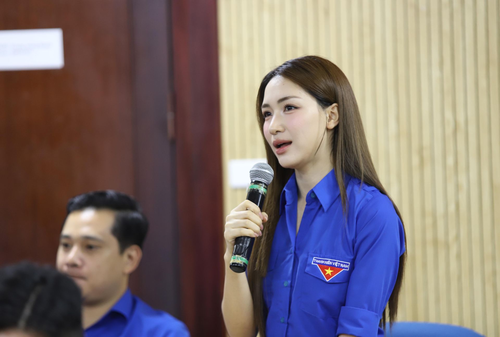 Ca sĩ H&ograve;a Minzy ph&aacute;t biểu tại hội nghị.