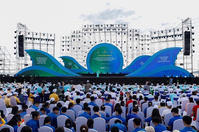Chuyển đổi xanh được th&uacute;c đẩy th&ocirc;ng qua những phong tr&agrave;o, hoạt động c&oacute; sự tham gia rộng r&atilde;i của cộng đồng.