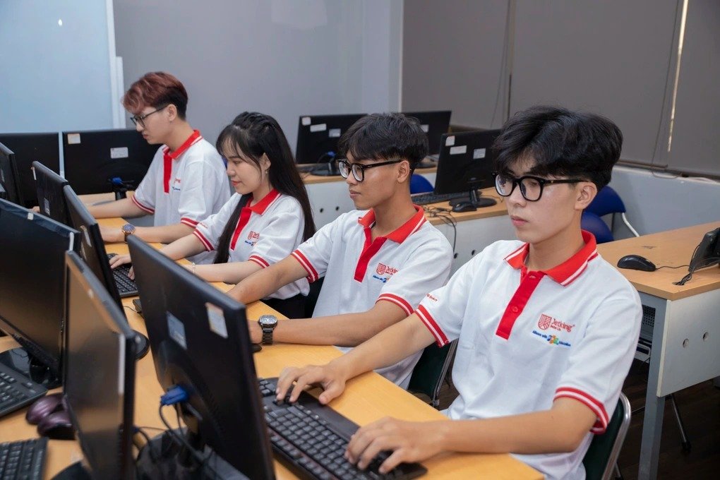 Hoạt động gi&aacute;o dục phải lấy học sinh l&agrave;m trung t&acirc;m.