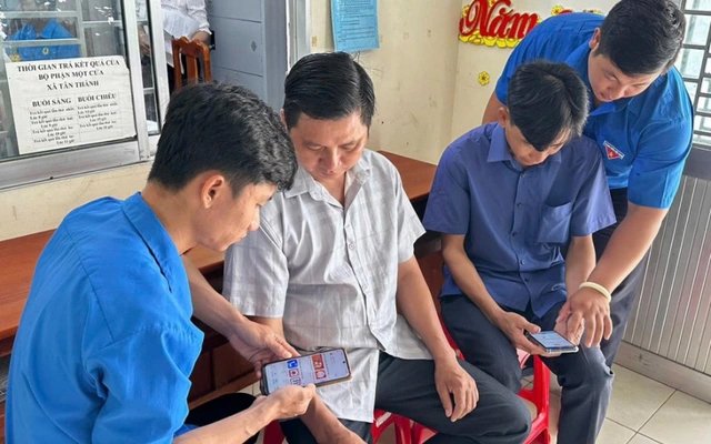 Đo&agrave;n vi&ecirc;n, thanh ni&ecirc;n hướng dẫn người d&acirc;n thao t&aacute;c tr&ecirc;n điện thoại th&ocirc;ng minh, g&oacute;p phần phổ cập kỹ năng số ngay từ cơ sở.