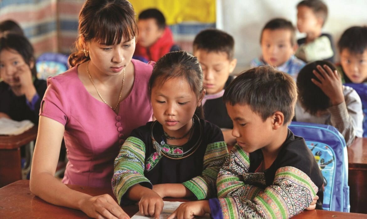 Trẻ em tại c&aacute;c khu vực kh&oacute; khăn được ưu ti&ecirc;n nguồn lực để bảo đảm cơ hội tiếp cận gi&aacute;o dục.