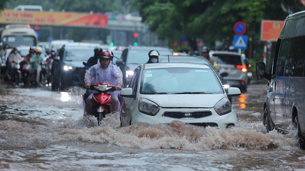 Nhiều tuyến đường ở H&agrave; Nội ngập nước trong s&aacute;ng 17/9, khiến phương tiện di chuyển kh&oacute; khăn.