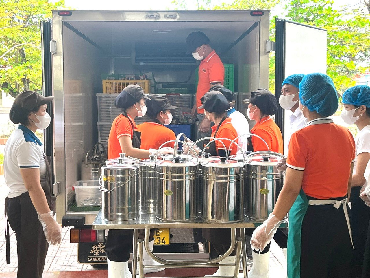Kiểm tra suất ăn được cung ứng cho học sinh Trường Tiểu học Kim B&agrave;i (x&atilde; Thanh Oai).
Ảnh: L&ecirc; Nguyễn