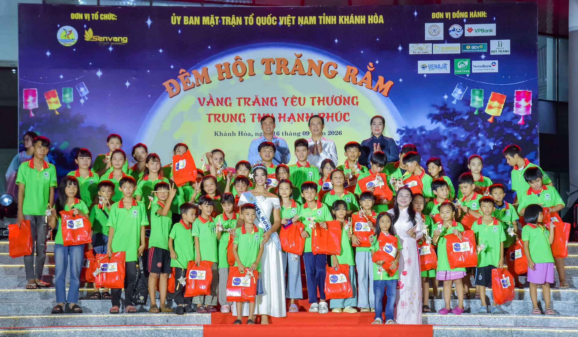 Ban tổ chức trao qu&agrave; tặng vui Trung thu đến c&aacute;c bạn nhỏ thiếu nhi kh&oacute; khăn.