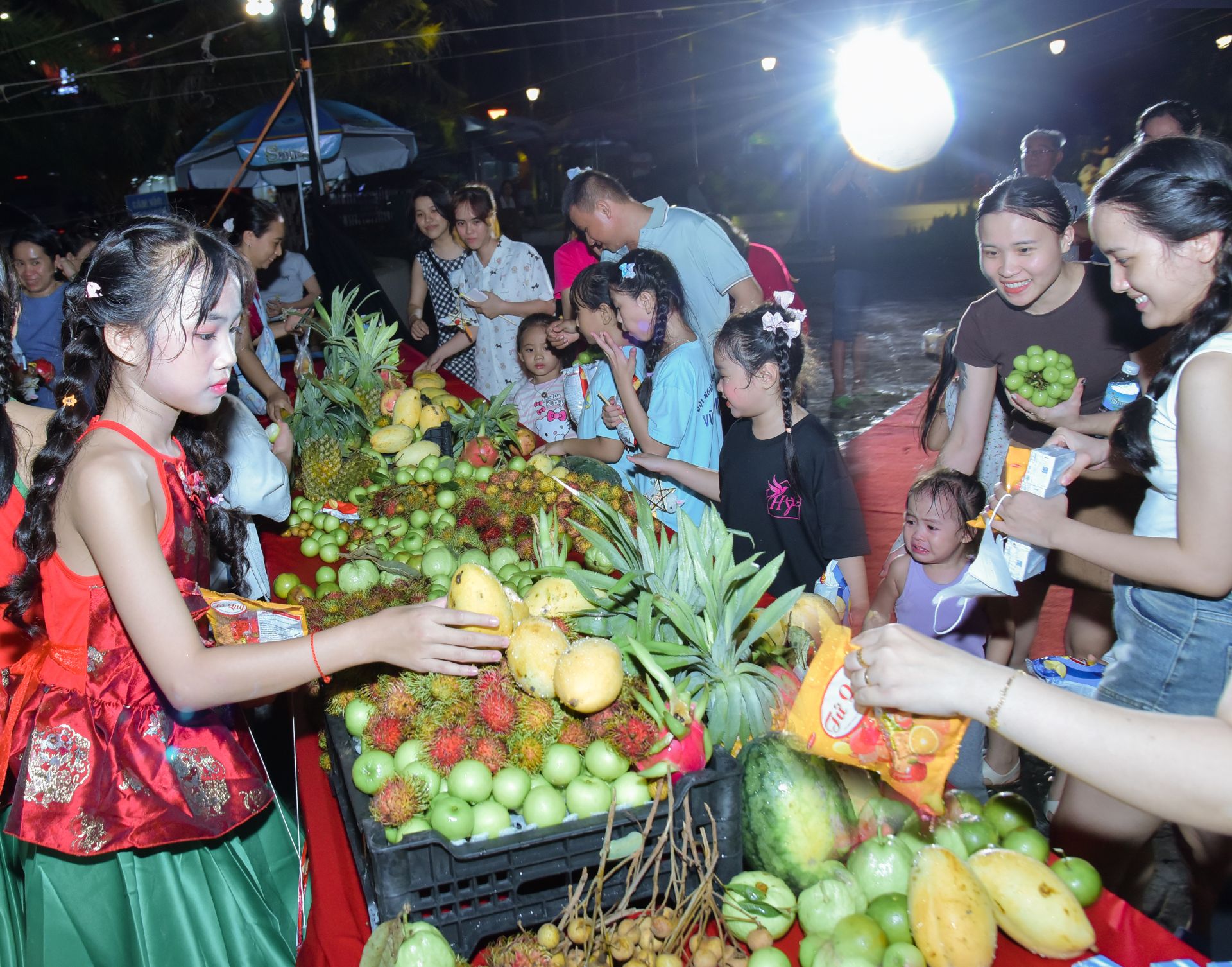 M&agrave;n ph&aacute; cỗ vui tưng bừng kh&eacute;p lại đ&ecirc;m Trung Thu &yacute; nghĩa.